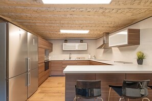 Frigorífico, microondas, horno y placa de cocina