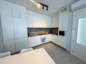 Refrigerador, microondas, horno, placa de cocina