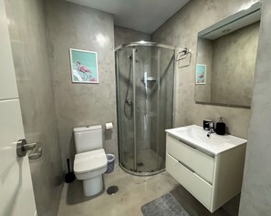 Dusche, Haartrockner, Handtücher