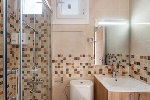 Ducha, secador de pelo y toallas