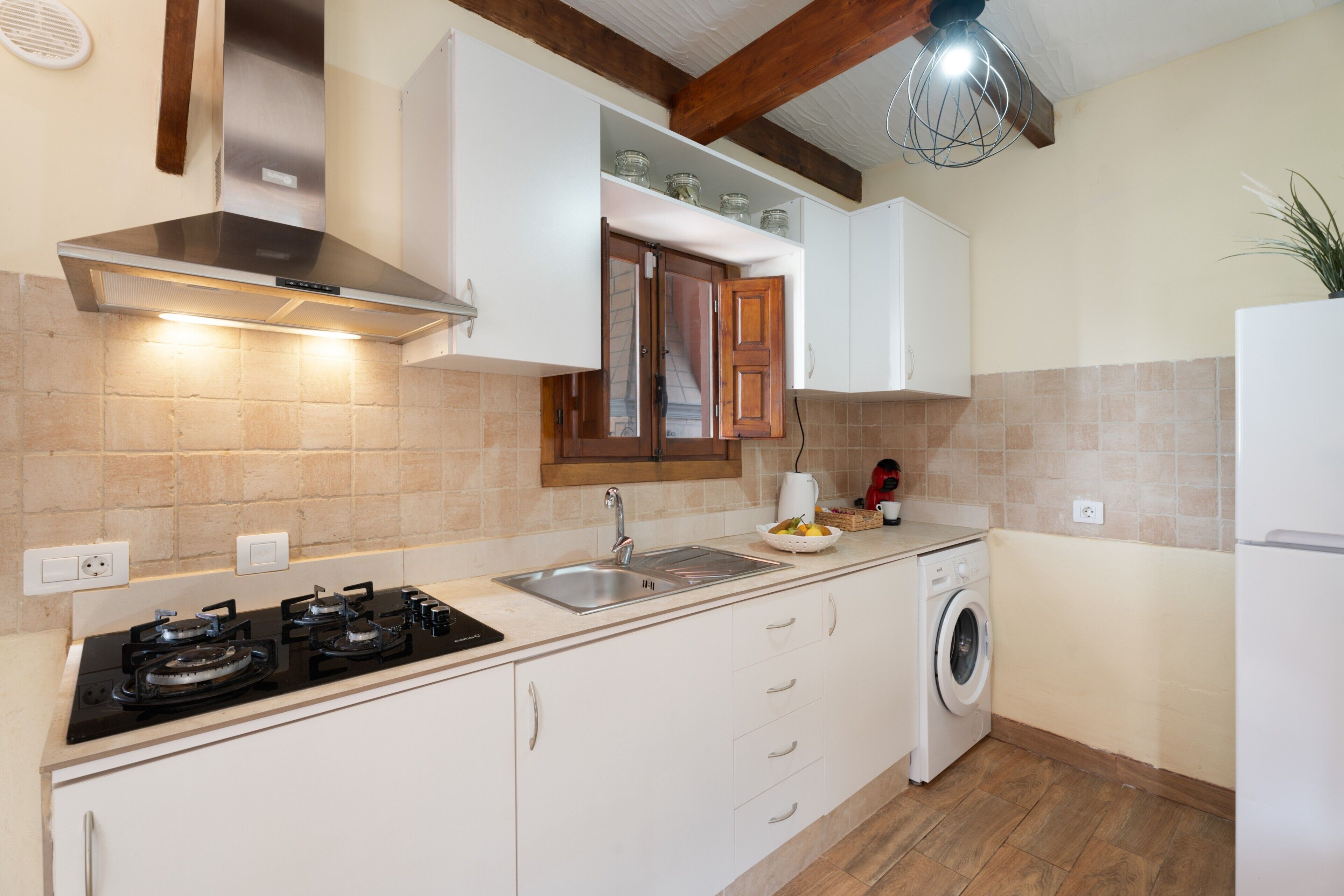 Een koelkast, een microgolfoven, een oven, een kookplaat