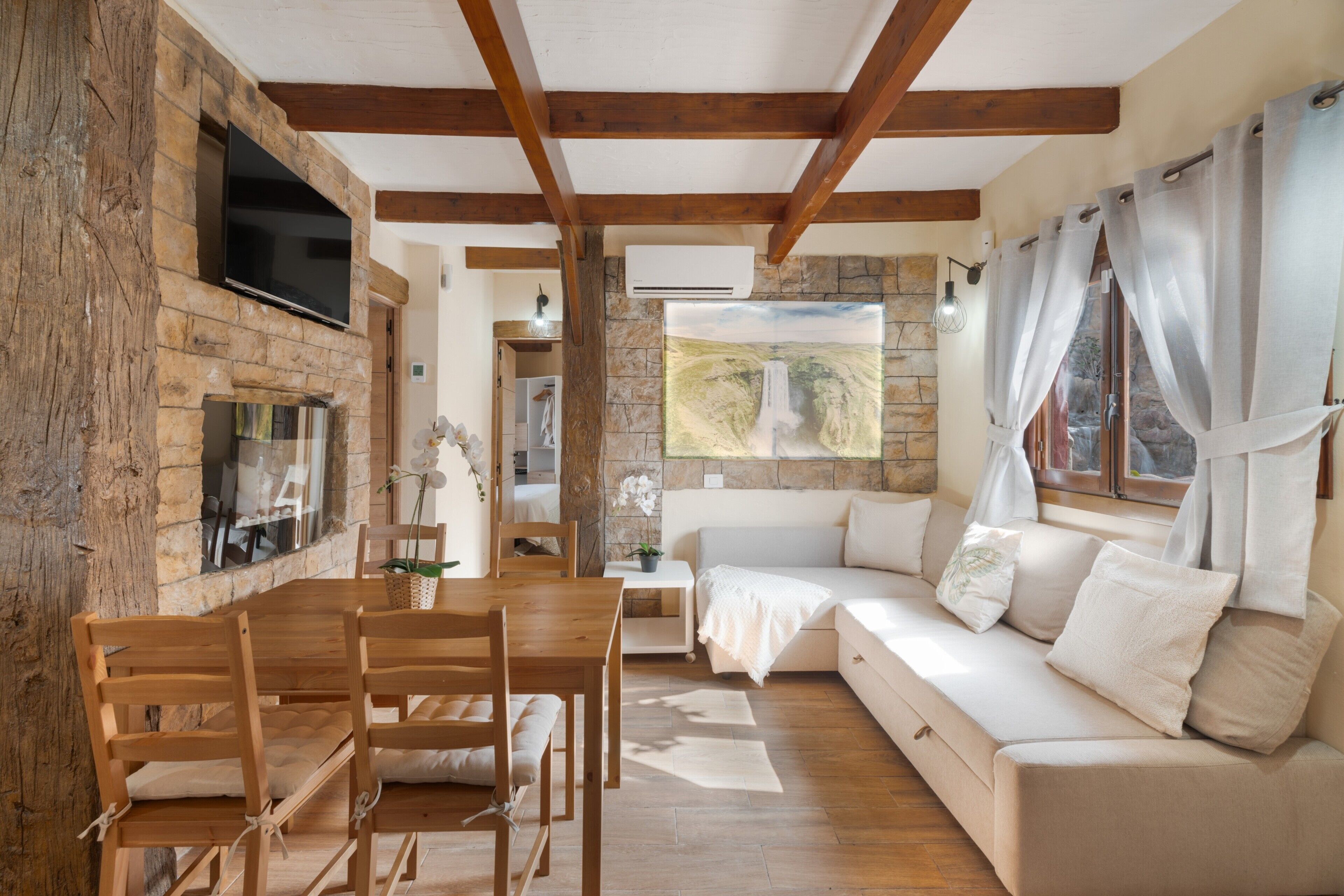 Een televisie en een open haard