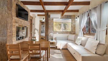 Een televisie en een open haard