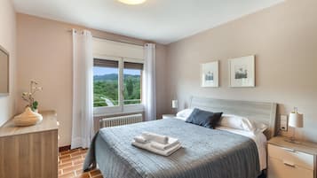 5 bedrooms, iron/ironing board, free WiFi, bed sheets