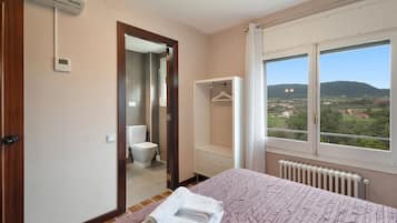 5 bedrooms, iron/ironing board, free WiFi, bed sheets