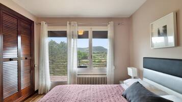 5 bedrooms, iron/ironing board, free WiFi, bed sheets