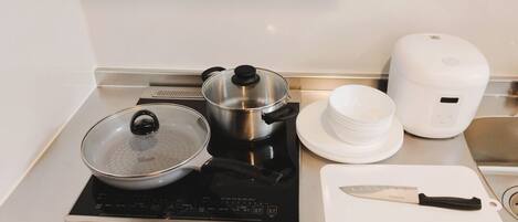 ثلاجة، ميكروويف، موقد طهي مسطح، مستلزمات طهي/أطباق/أوعية