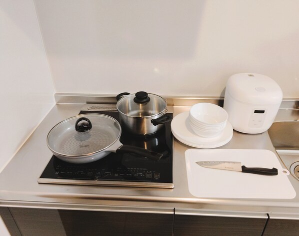 Fridge, microwave, stovetop, cookware/dishes/utensils