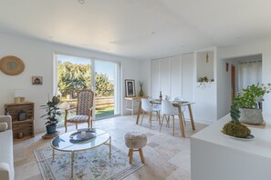 TV - La Bastidonne: Peaceful Retreat with Private Pool in the Heart of the Luberon (La Bastidonne)