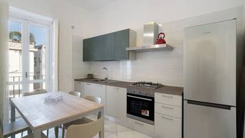 KĂŒhlschrank, Mikrowelle, Ofen, Herdplatte