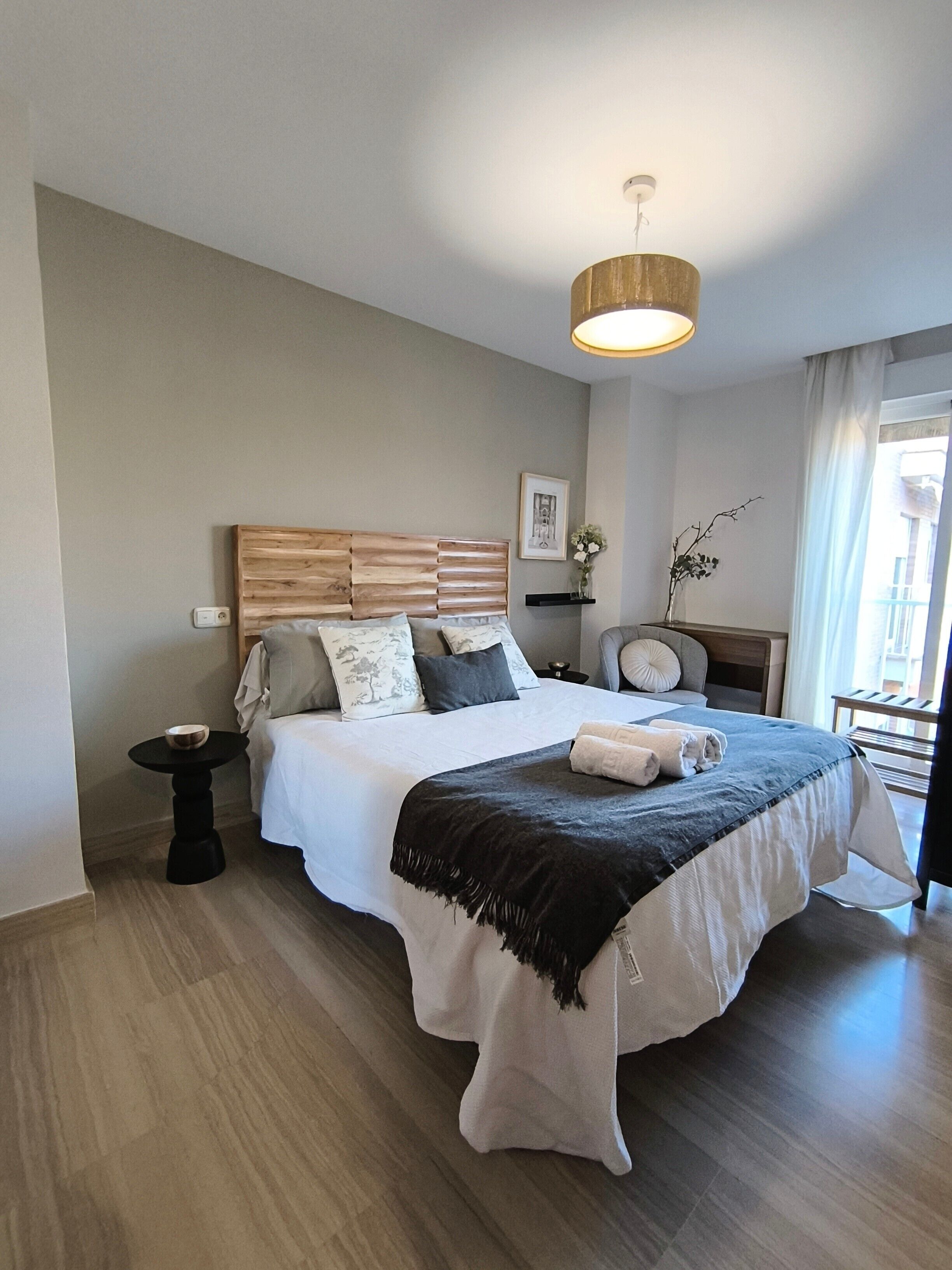 3 slaapkamers, een strijkplank/strijkijzer, gratis wifi, beddengoed