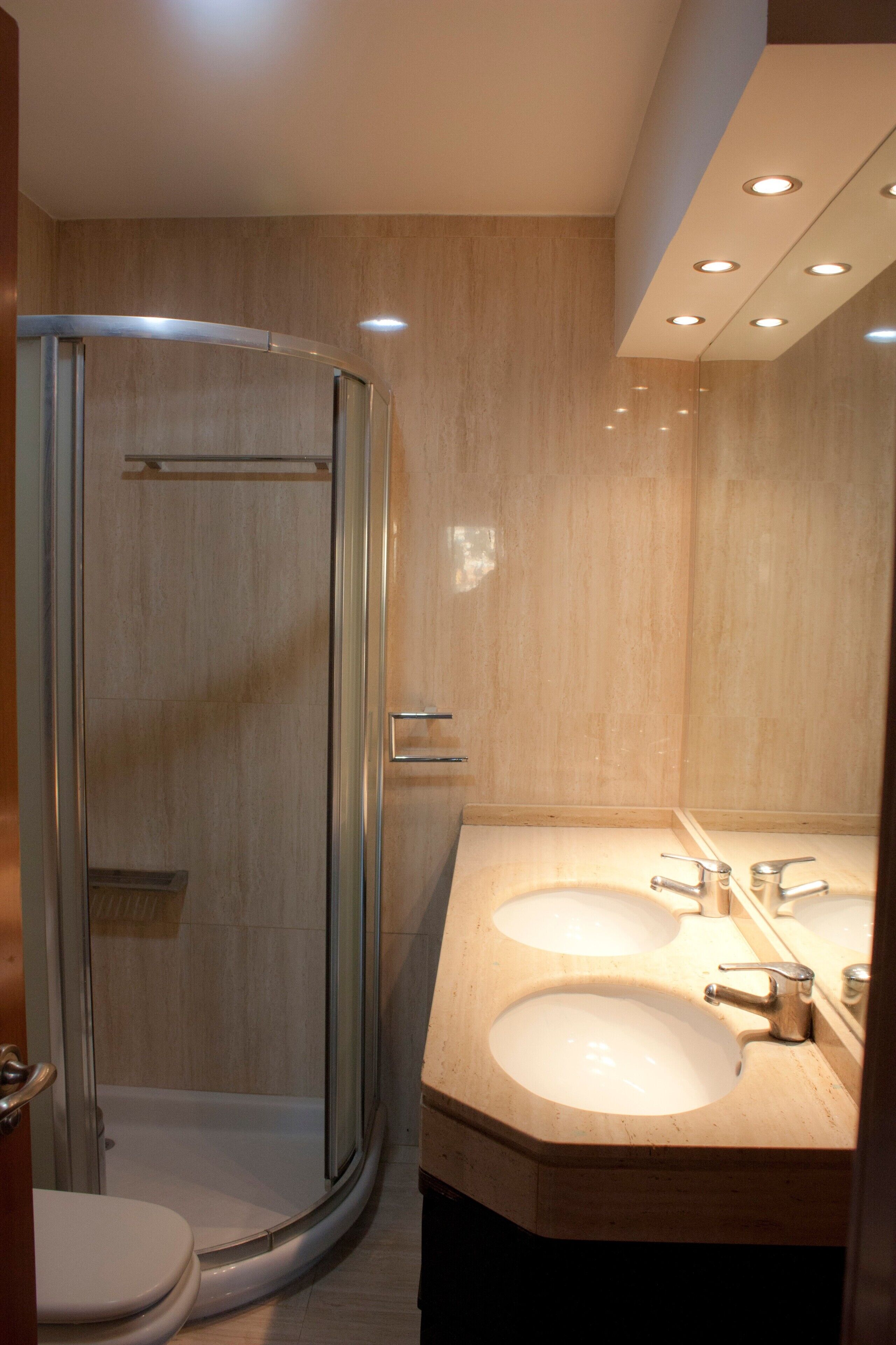 Een douche, een haardroger, handdoeken