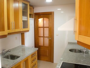 Frigorifero, microonde, forno, piano cottura