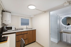 Fridge, microwave, stovetop, coffee/tea maker