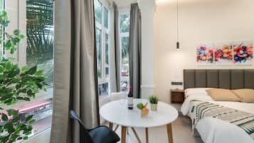 1 slaapkamer, een strijkplank/strijkijzer, gratis wifi, beddengoed