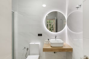 Shower, hair dryer, towels - Vacation Studio 'Estudio Esquina' with Shared Terrace, Wi-Fi and Air Conditioning (Las Palmas de Gran Canaria)