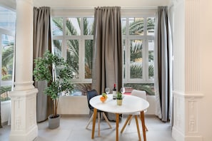 Dining - Vacation Studio 'Estudio Esquina' with Shared Terrace, Wi-Fi and Air Conditioning (Las Palmas de Gran Canaria)