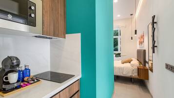 Een koelkast, een magnetron, een kookplaat