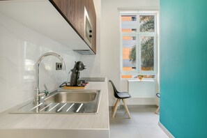 Frigorifero, microonde, piano cottura, macchina per tè/caffè