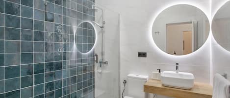 Shower, hair dryer, towels