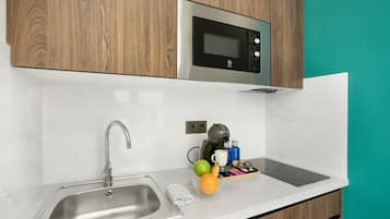 KĂŒhlschrank, Mikrowelle, Herdplatte, Wasserkocher mit Kaffee-/Teezubehör