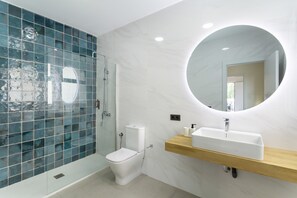Douche, séchoir à cheveux, serviettes fournies