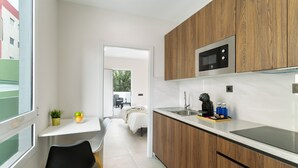 Una cocina moderna con armarios de madera, un microondas y un lavamanos.