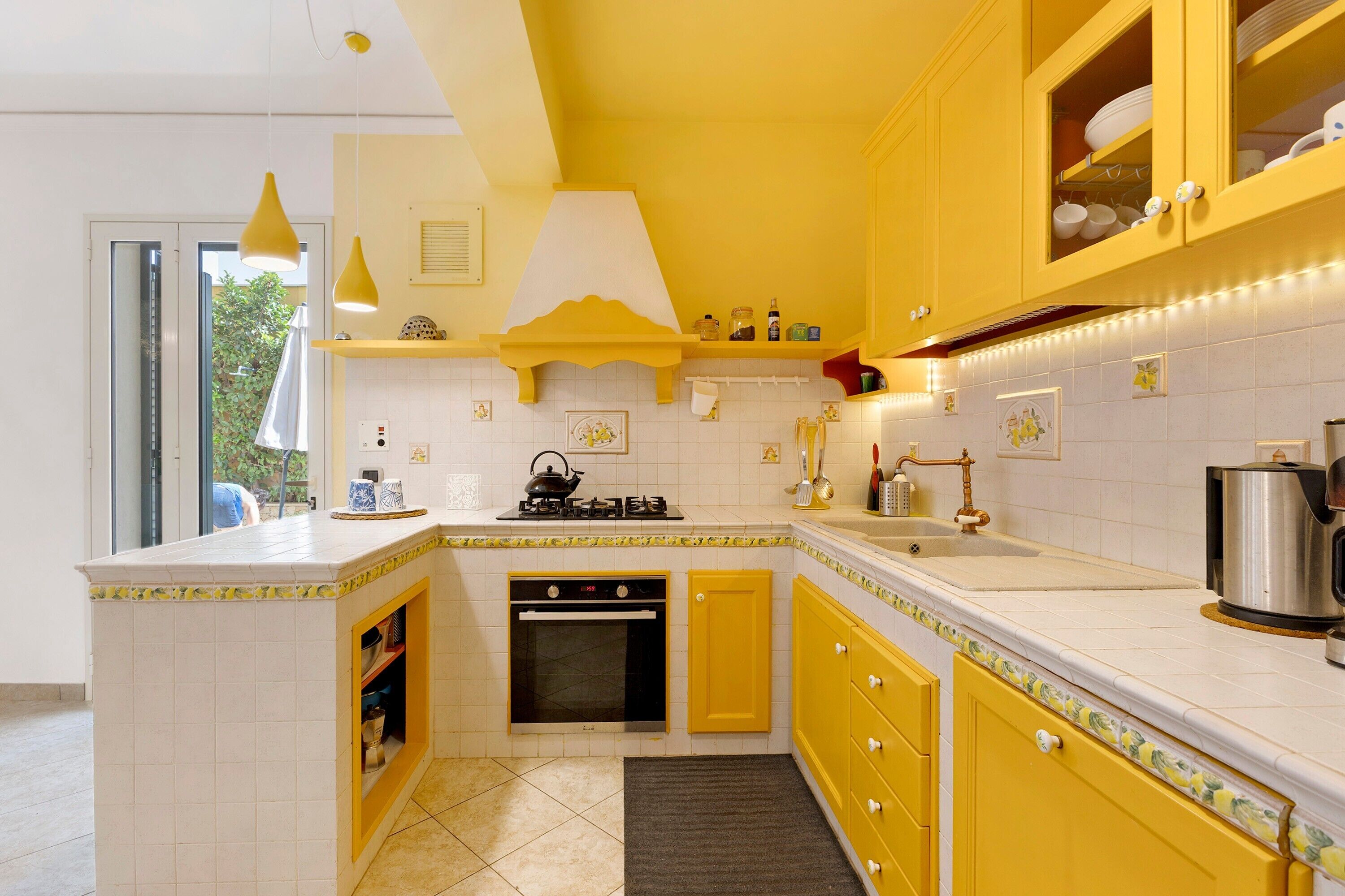 Coffee/tea maker, fridge, oven, stovetop