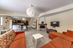 TV, fireplace - Apartment 'Studio  Sicilia - 3pax' with Shared Pool, Shared Terrace and Wi-Fi (Marina di Ragusa)