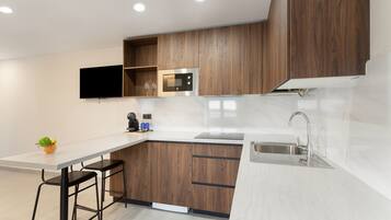 Een koelkast, een magnetron, een kookplaat