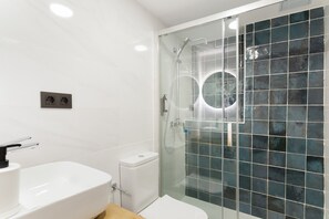 Dusche, Haartrockner, Handtücher