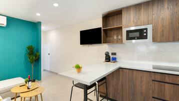 Kühlschrank, Mikrowelle, Herdplatte, Wasserkocher mit Kaffee-/Teezubehör