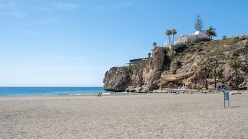 Una spiaggia nelle vicinanze