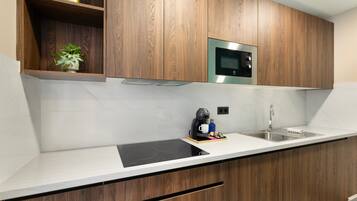 Refrigerador, microondas, parrilla de estufa y cafetera y tetera