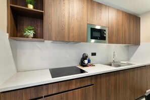 Jääkaappi, mikroaaltouuni, liesi, kahvin-/teenkeitin