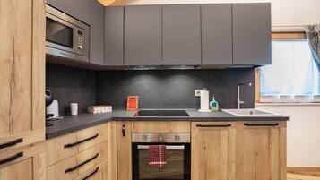 Jääkaappi, mikroaaltouuni, uuni, liesi