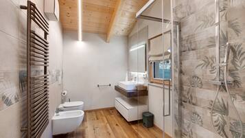 Regadera, secadora de cabello, toallas