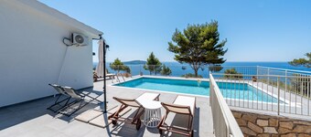 Villa 'Amfitriti' with Sea View, Wi-Fi and Air Conditioning