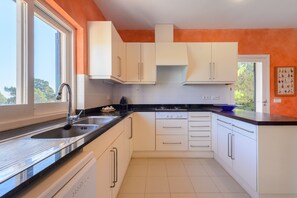 Fridge, microwave, oven, stovetop - Villa 'Can Roca' with Sea Views, Wi-Fi and Air Conditioning (Illes Balears)