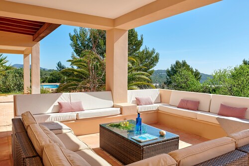 Villa 'Can Roca' with Sea Views, Wi-Fi and Air Conditioning