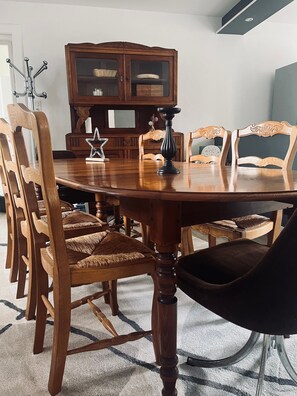 Dining - Apartment 'Grand Appartement  La Campagne' with Private Garden and Wi-Fi (Celles-sur-Plaine)