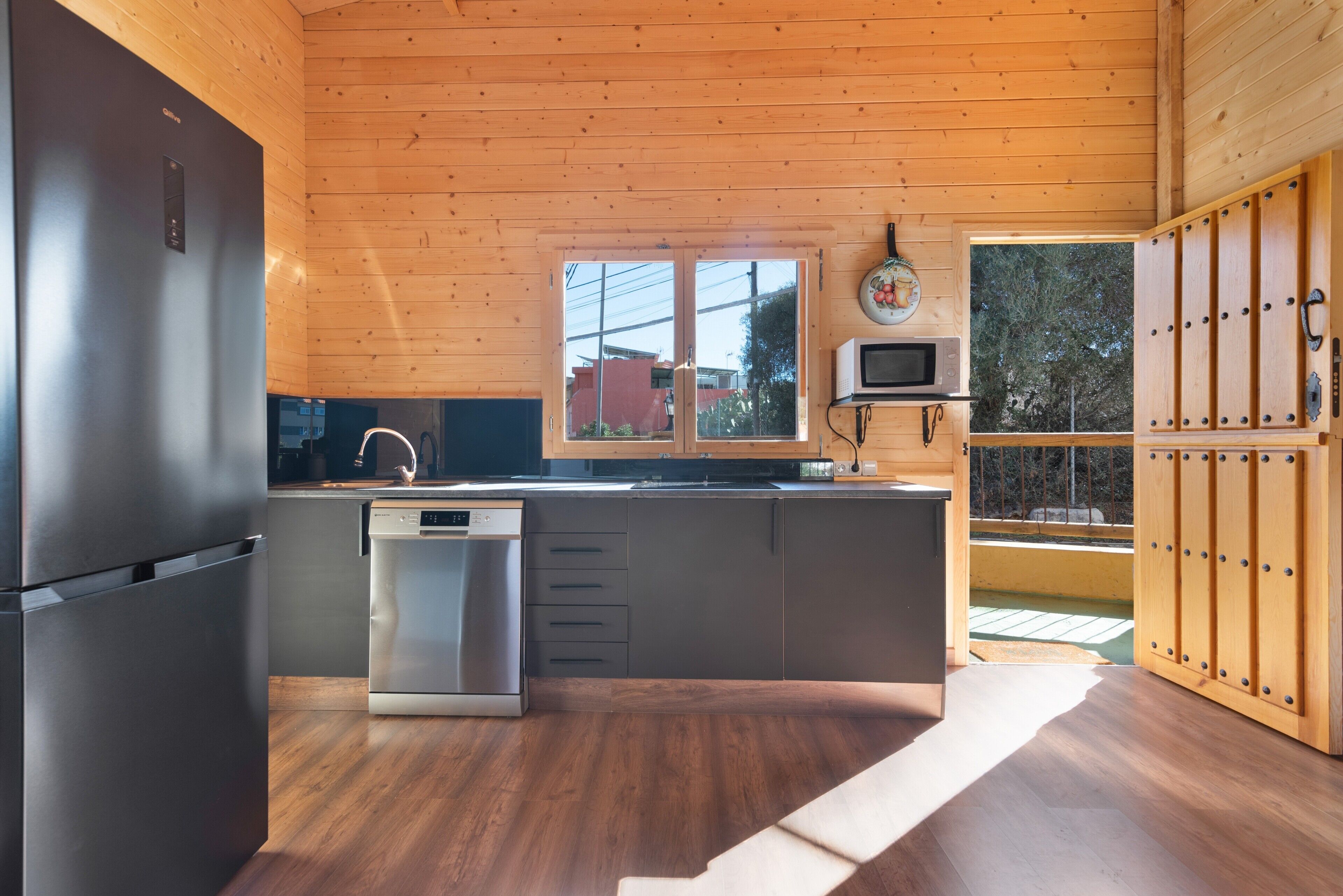 Jääkaappi, mikroaaltouuni, liesi, astianpesukone