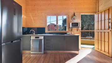 Fridge, microwave, stovetop, dishwasher