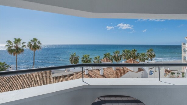 A balcony with a view of the ocean and palm trees. - Apartment 'Flat3-5 Chaparil Beach' with Sea View, Wi-Fi and Air Conditioning (Nerja)
