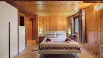 3 slaapkamers, een strijkplank/strijkijzer, gratis wifi, beddengoed