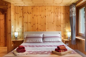3 bedrooms, iron/ironing board, free WiFi, bed sheets - Apartment 'La Casa Vacanze Portigliatti' with Mountain View, Private Terrace and Wi-Fi (Cogne)
