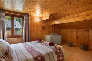 3 bedrooms, iron/ironing board, free WiFi, bed sheets - Apartment 'La Casa Vacanze Portigliatti' with Mountain View, Private Terrace and Wi-Fi (Cogne)