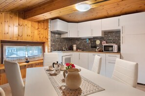 Dining - Apartment 'La Casa Vacanze Portigliatti' with Mountain View, Private Terrace and Wi-Fi (Cogne)