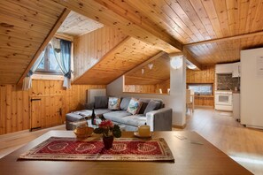 TV - Apartment 'La Casa Vacanze Portigliatti' with Mountain View, Private Terrace and Wi-Fi (Cogne)