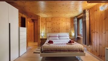 3 bedrooms, iron/ironing board, WiFi (free), bed sheets